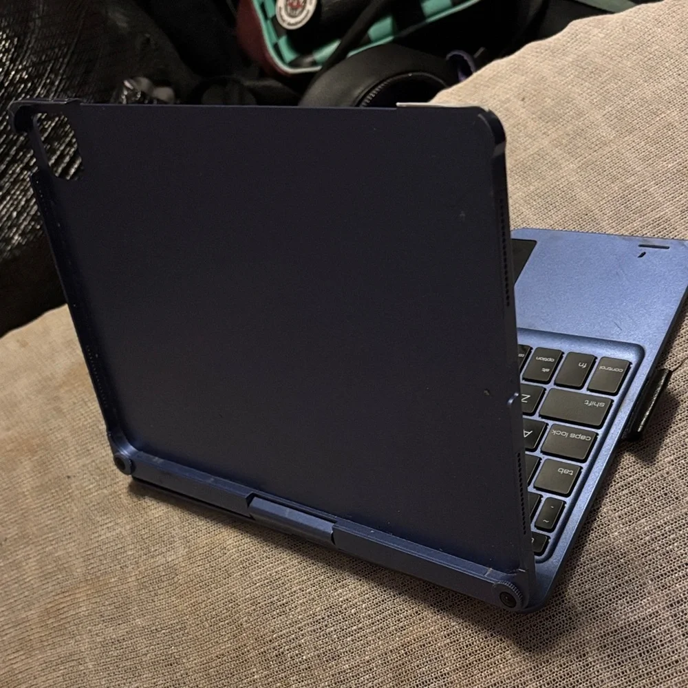 Bluetooth 360° Swivel Keyboard Case – Blue (USB-C, LED)